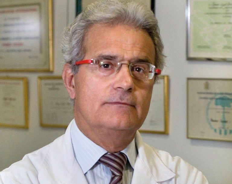 Jordi и доктор. испанский врач. врач испании. испанский врач. испанские медики.